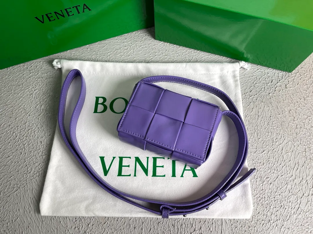Special price 400🉐️Bottega Veneta/Bottega Veneta 2021 new product CASSETTE woven cross-body shoulder bag BV bag, single internal zipper pocket, magnetic buckle opens and closes, the original oil-waxed cowhide may have texture derived from the original style of the leather, skin spots and other surface marks are normal, please do not worry. Style number: 6813#, color: lavender origin: Italy mini size: 13*9.5*5cm